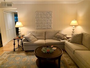 333 Harbour Dr in Naples, FL - Building Photo - Building Photo
