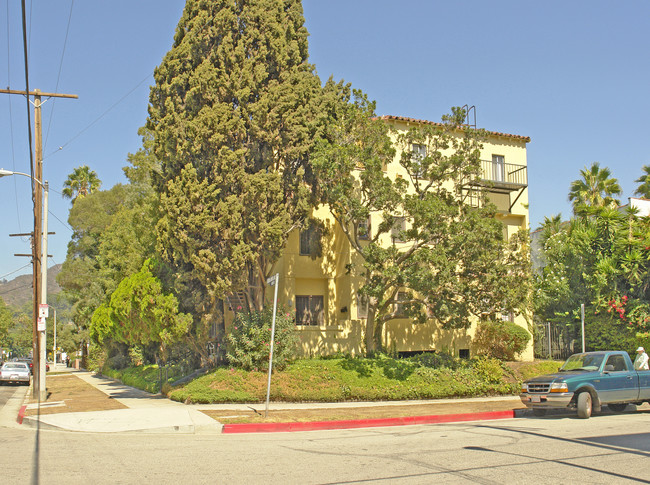 Yury Plaza in Los Angeles, CA - Building Photo - Building Photo