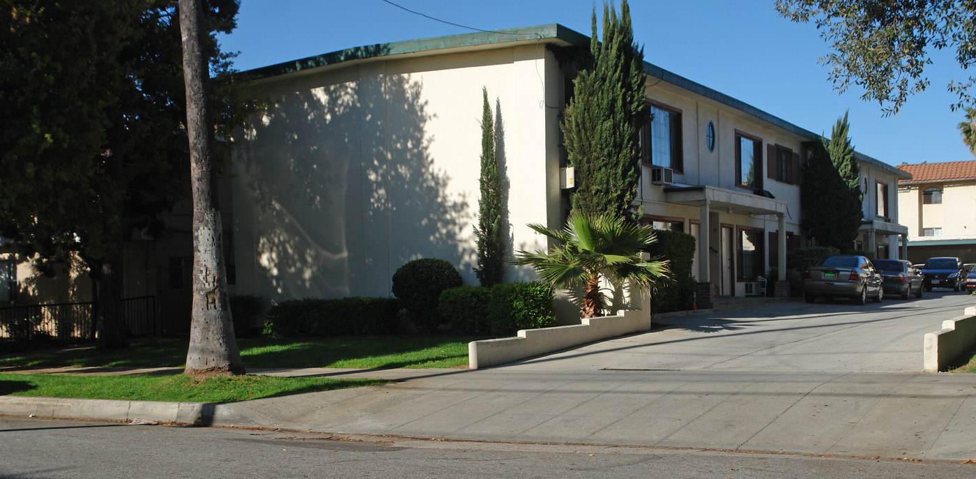 431 Holliston Ave in Pasadena, CA - Building Photo