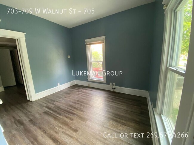 703-709 W Walnut St