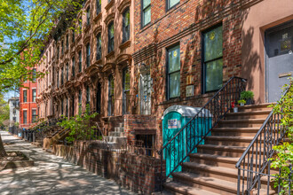 105 Gates Ave in Brooklyn, NY - Foto de edificio - Building Photo