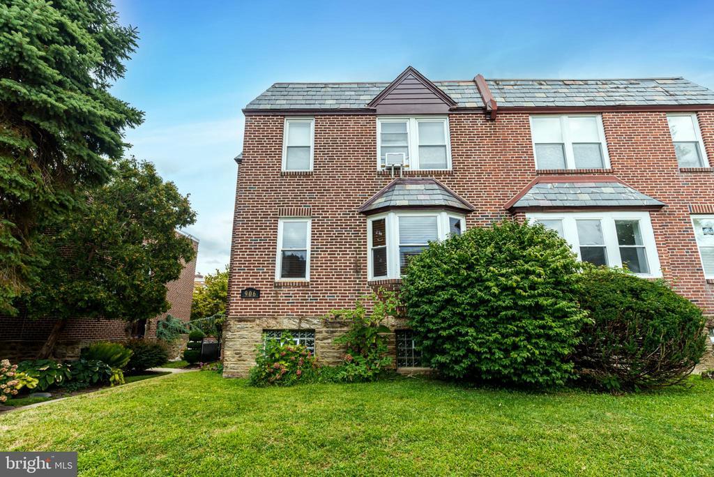 906 E Sharpnack St in Philadelphia, PA - Building Photo