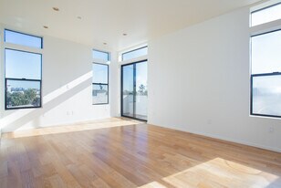 8639 Whitworth Dr in Los Angeles, CA - Building Photo