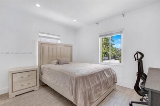 3675 SW 26th St in Miami, FL - Building Photo - Building Photo