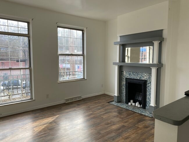 609 Main St, Unit 607 A in Bentleyville, PA - Foto de edificio - Building Photo