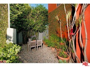 516 Sunset Ave in Los Angeles, CA - Building Photo - Building Photo