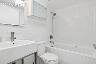 802 DeKalb Ave, Unit D4 in Brooklyn, NY - Building Photo - Building Photo
