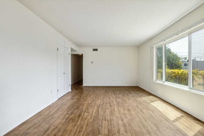 241 Avenida Serra in San Clemente, CA - Foto de edificio - Building Photo
