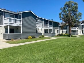 Harbor Village Apartments in Costa Mesa, CA - Foto de edificio - Building Photo