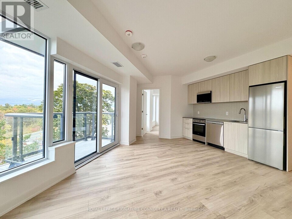 7439 Kingston Rd in Toronto, ON - Building Photo