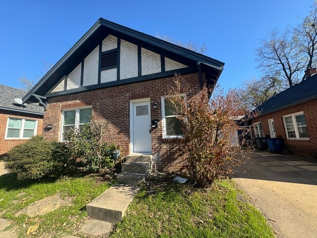 property at 717 S Zunis Ave