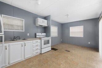 5015 39th St E in Dickinson, TX - Building Photo - Building Photo