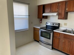 953 E Hope Dr, Unit A in Upland, IN - Foto de edificio - Building Photo