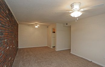 Whispering Hills Apartments Southeast in Louisville, KY - Building Photo - Interior Photo