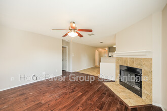 2735 Thunder Gulch in San Antonio, TX - Building Photo - Building Photo