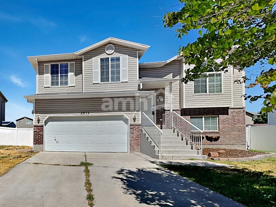 2872 W 2075 S in Syracuse, UT - Foto de edificio