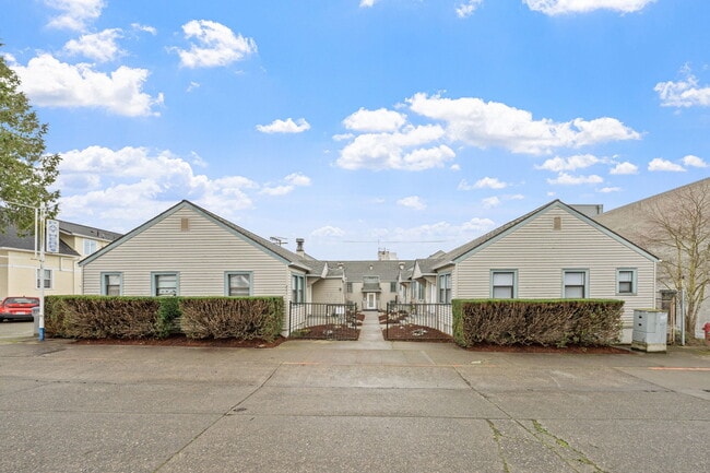 Town Manor Apartments in Bremerton, WA - Building Photo - Building Photo