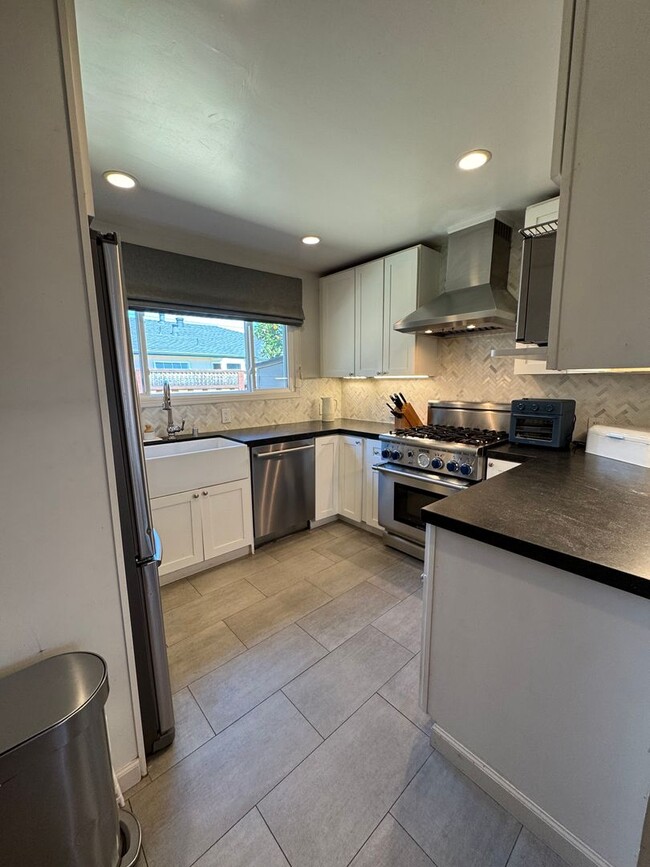 169 San Miguel Way in San Mateo, CA - Foto de edificio - Building Photo