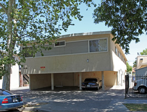 7408 Alabama Ave in Canoga Park, CA - Building Photo - Building Photo