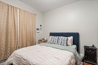 194 Emerson St, Unit 1 in Boston, MA - Building Photo - Building Photo