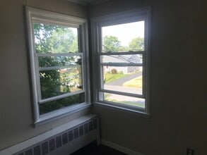 34B N Elmhurst Ave, Unit 34 B in Colonie, NY - Building Photo - Building Photo