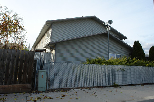 913 Fortner St in Ontario, OR - Foto de edificio - Building Photo