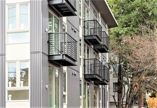 Sienna Apartments in Seattle, WA - Building Photo - Interior Photo