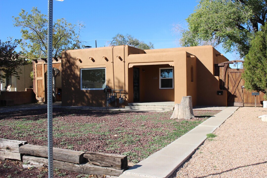 2125 Eton Ave SE-Unit -A in Albuquerque, NM - Building Photo