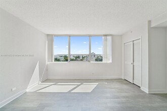 1500 Bay Rd, Unit S-1110 in Miami Beach, FL - Building Photo - Building Photo
