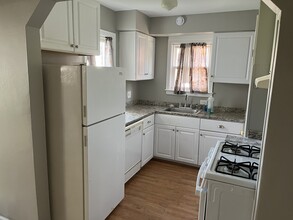 14040 Manhattan St in Oak Park, MI - Building Photo - Building Photo