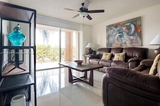 19655 E Country Club Dr in Miami, FL - Building Photo - Building Photo