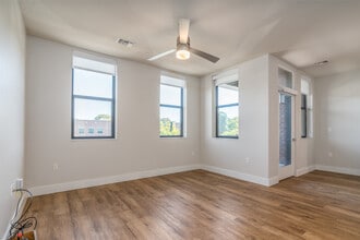 The Village Flats in Tulsa, OK - Foto de edificio - Building Photo