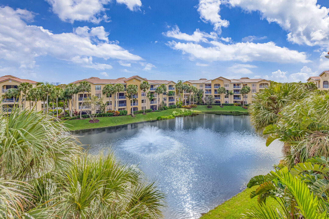 100 Uno Lago Dr in North Palm Beach, FL - Foto de edificio