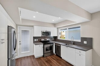 539 Menendez Ave in Coral Gables, FL - Foto de edificio - Building Photo