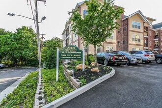 200 Carney St-Unit -# 301 in Glen Cove, NY - Foto de edificio - Building Photo