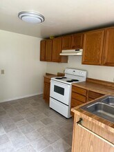 1043 W Nevada Ct in Roseburg, OR - Building Photo - Building Photo