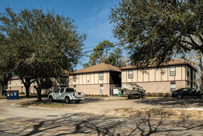 645-685 E Lavaca St in Beaumont, TX - Building Photo - Building Photo