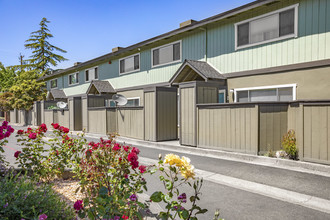 Woodcreek Deluxe Townhomes in Petaluma, CA - Building Photo - Building Photo