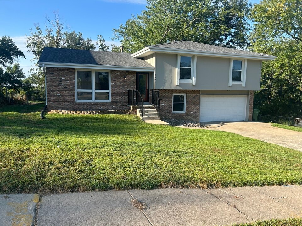 2901 Greensboro Ave in Bellevue, NE - Building Photo