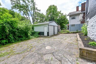 2361 Highland Ave, Unit Whole House in Cincinnati, OH - Foto de edificio - Building Photo