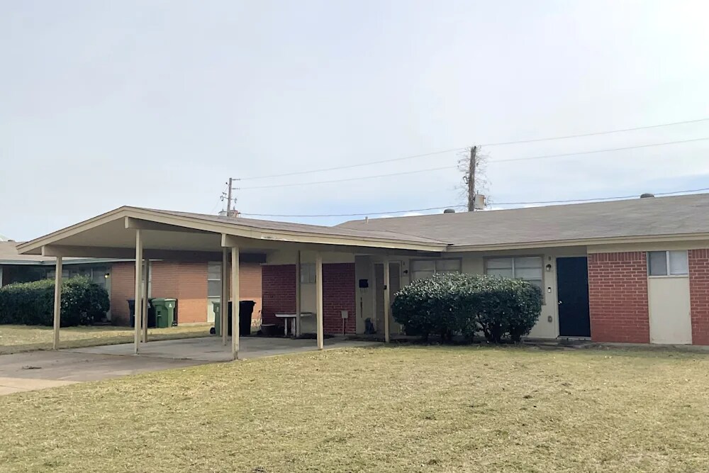 2211 Lavern St in Arlington, TX - Building Photo