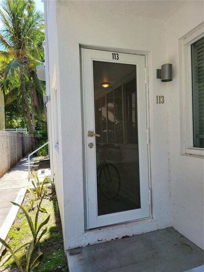 557 Michigan Ave in Miami Beach, FL - Building Photo - Building Photo