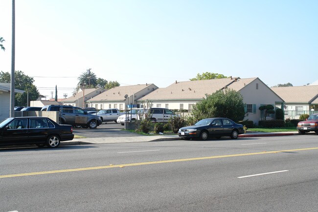 200 W Chevy Chase Dr in Glendale, CA - Foto de edificio - Building Photo