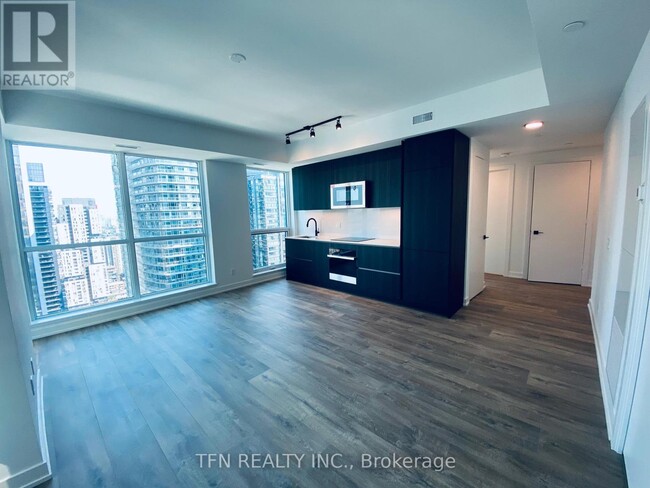 327-3327 King St W