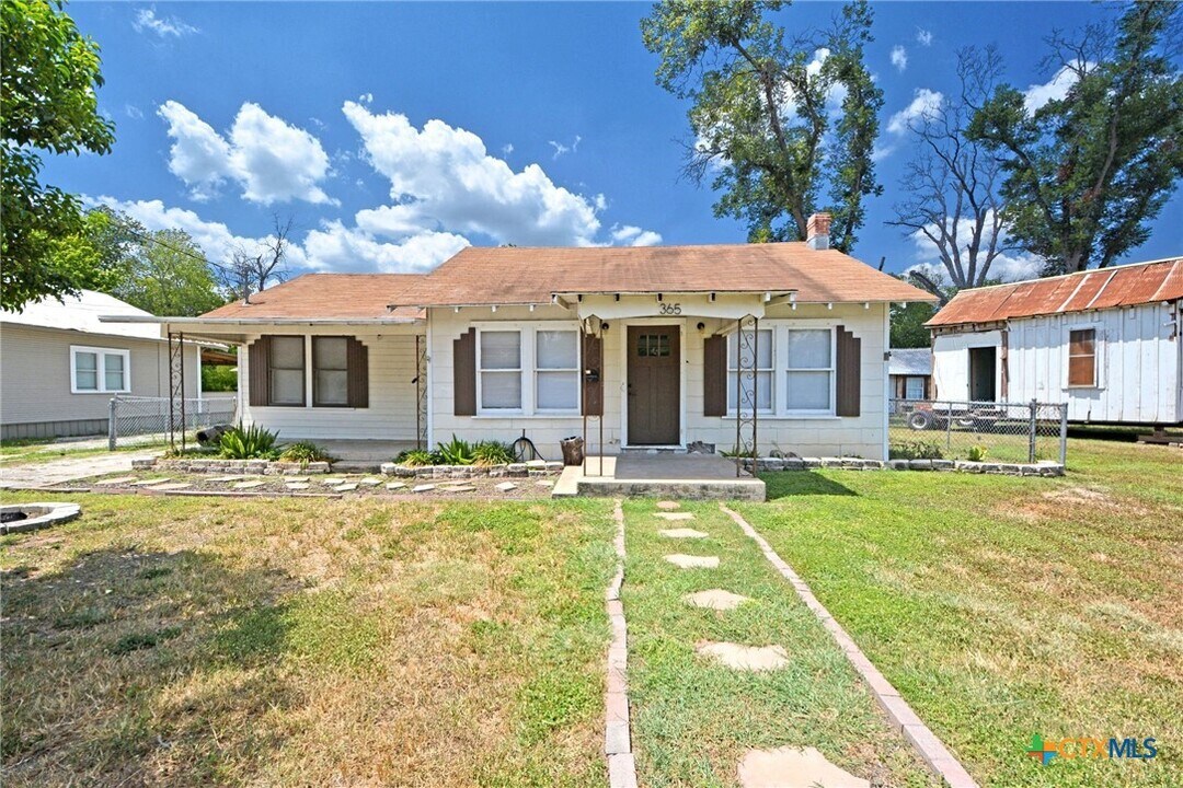 365 E Faust St in New Braunfels, TX - Foto de edificio