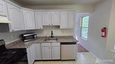 602 Cypress Ln in East Brunswick, NJ - Building Photo - Building Photo