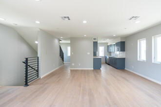 962 N Normandie Ave in Los Angeles, CA - Building Photo - Interior Photo