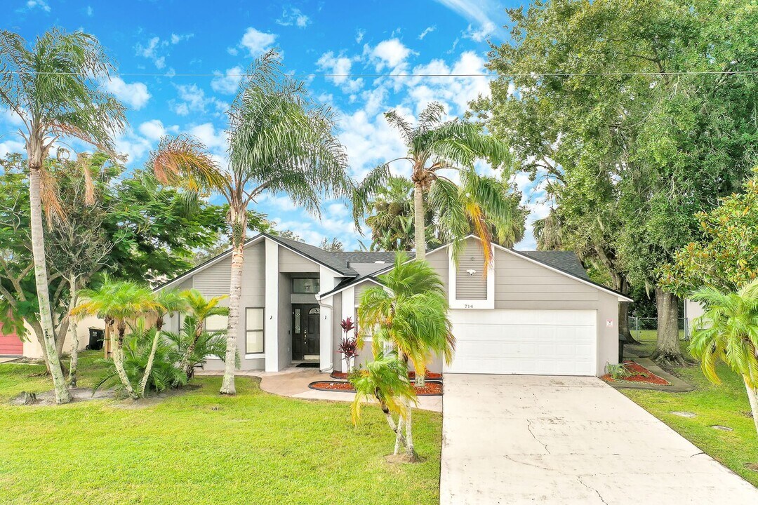 714 Caribou Dr in Kissimmee, FL - Building Photo