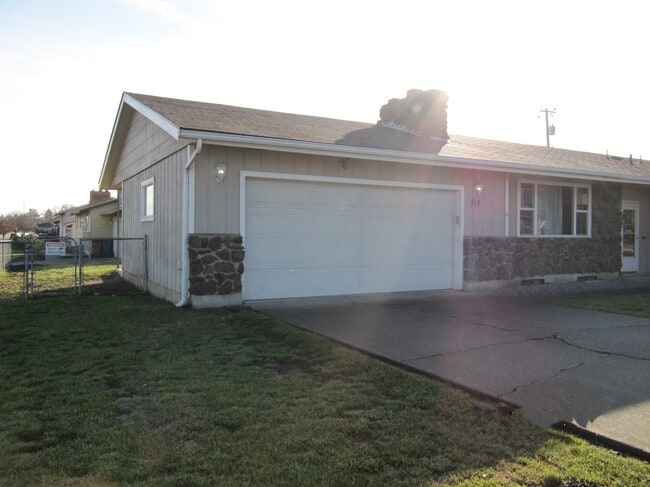 property at 516 E Wedgewood Ave