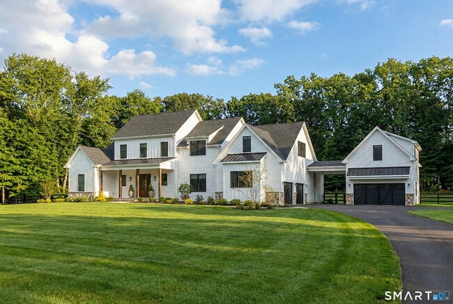 32 Ridge Rd in Weston, CT - Building Photo - Building Photo